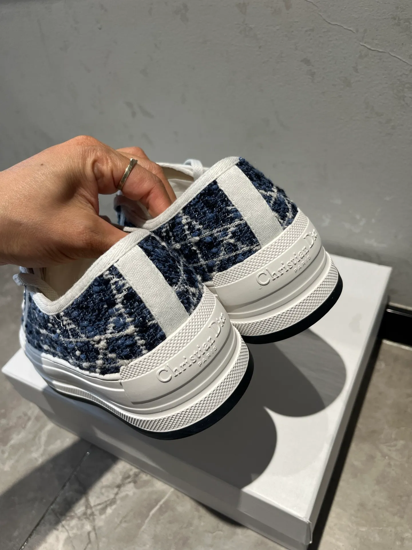 👟👟Ex-factory price 520👟👟 Walk‘n’Dior embroidered mid-top casual shoes are new in 2025. On the fashion stage, Dior embroidered shoes are the well-deserved protagonist. Delicate stitching is used on the upper, every stitch is devoted to the craftsman's efforts, and every thread is woven with artistic poetry. From complex floral patterns to smart geometric textures, embroidery is like the magic that gives shoes life, allowing them to show dynamic beauty even in static conditions.   Wearing Dior embroidered shoes feels like stepping into a dream world full of art. It is not only a pair of shoes, but also a walking piece of art that perfectly integrates fashion and culture. Whether you are strolling on the bustling city streets or attending important social occasions, Dior embroidered shoes can add unique charm to your style and become the focus of everyone's attention.   Choosing Dior embroidered shoes means choosing a persistent pursuit of quality and a unique understanding of fashion. Let it accompany you through every wonderful moment and leave your own fashion mark.  Material: Sheepskin lining, feet, silk cowhide, size 35-41, heel height 5cm